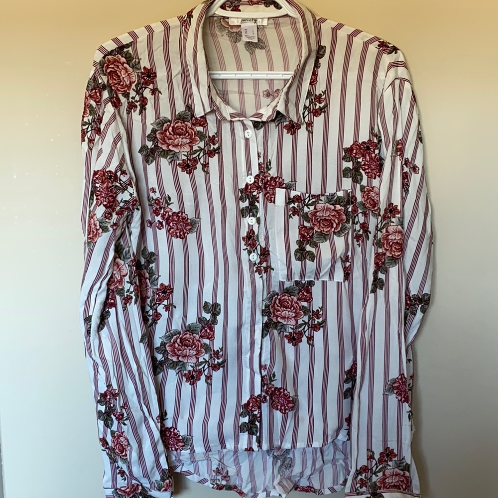 ✨Long sleeve, button up blouse.